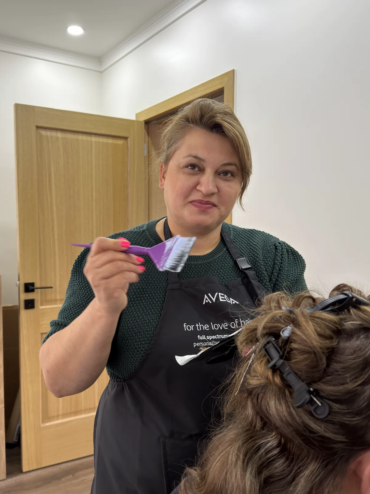 Jasmin aan het werk in haar salon in Keerbergen